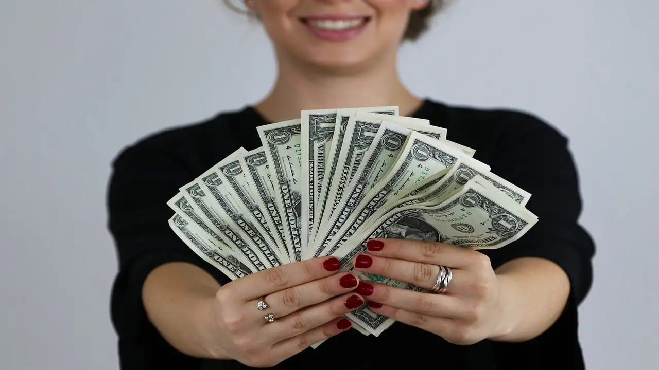 الدولار يحقق قفزات قرب ذروته وسط تزايد التوترات في الخليج